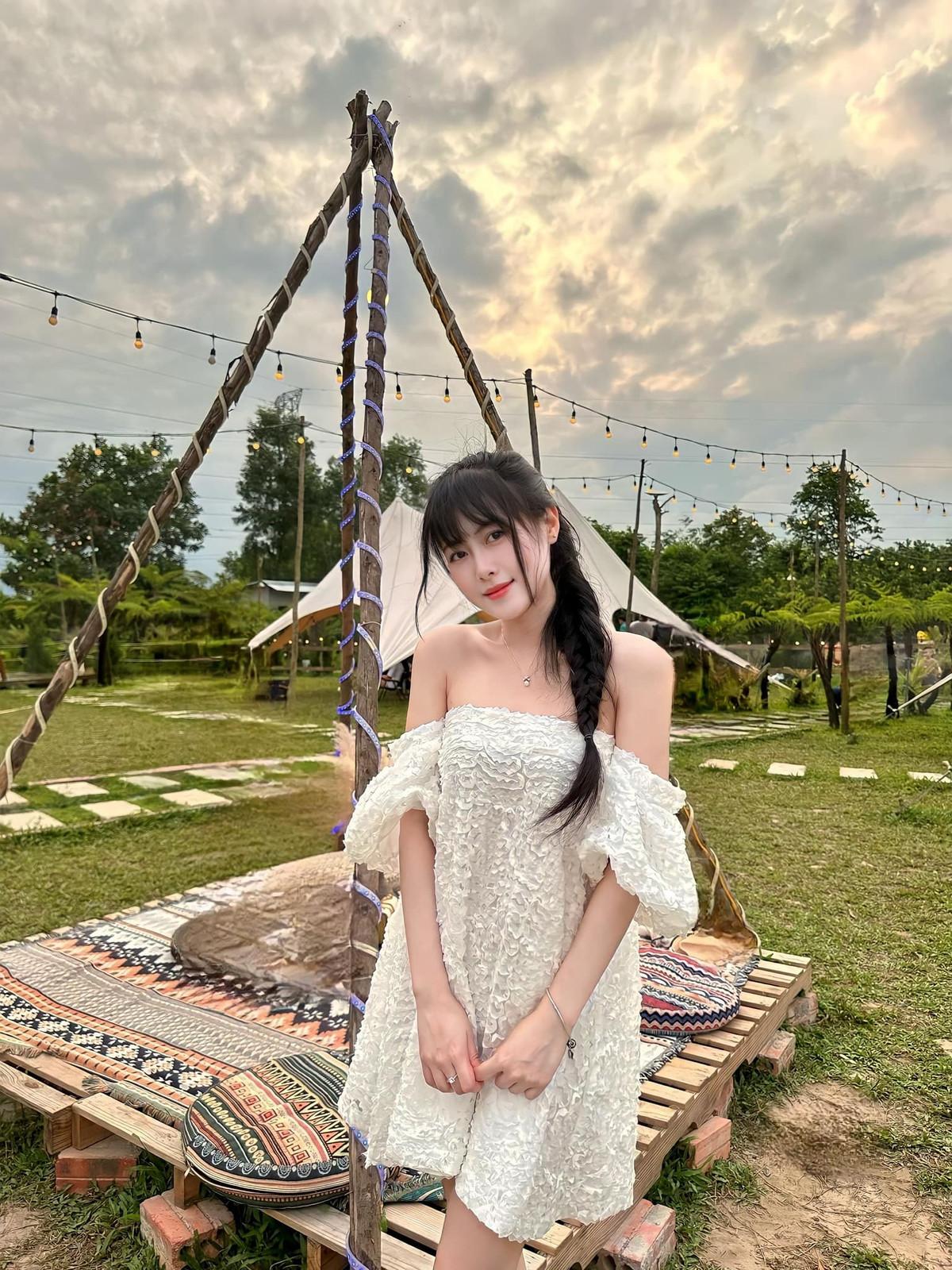 Nguyễn Trà My (sinh năm 1998) được biết đến với vai trò mẫu ảnh, streamer. Cô nàng được cộng đồng mạng ưu ái đặt cho biệt danh "nàng thơ xứ Huế".