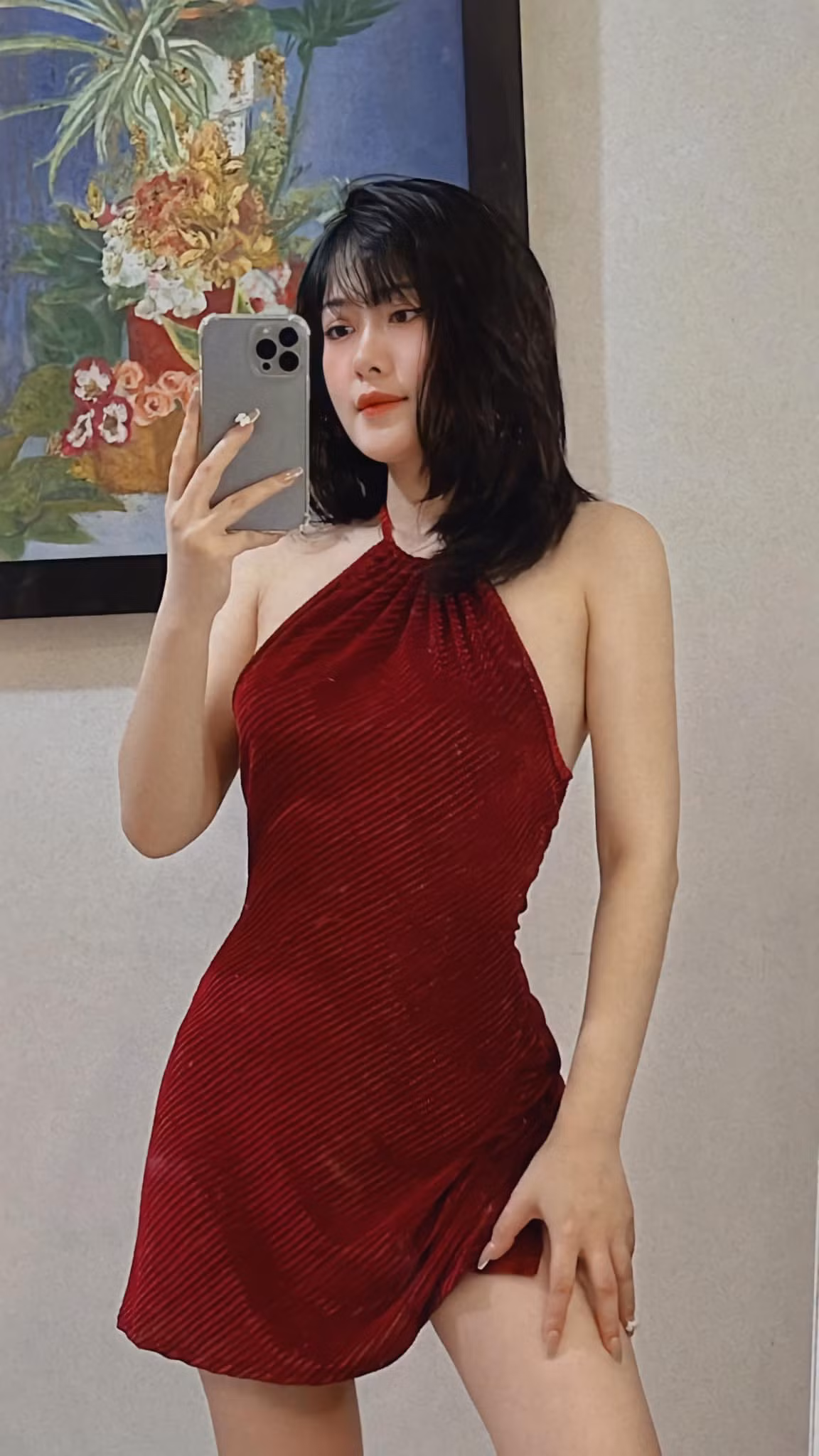 Tuy nhiên, Trà My chọn cách bỏ qua và tập trung phát triển bản thân. Cô tin rằng, phong cách ăn mặc không thể nói lên bản chất con người.