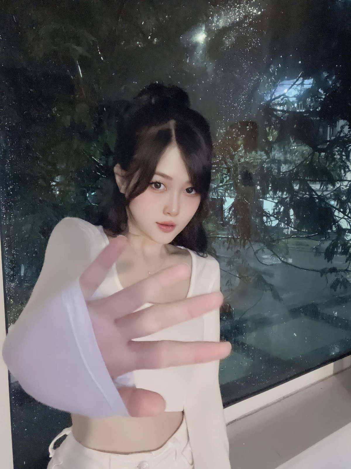 Trong mắt nhiều người, Trà My là một cô gái tài năng. Cô nàng từng tốt nghiệp ngành Quản trị Kinh doanh, trường Đại học Kinh tế Huế.