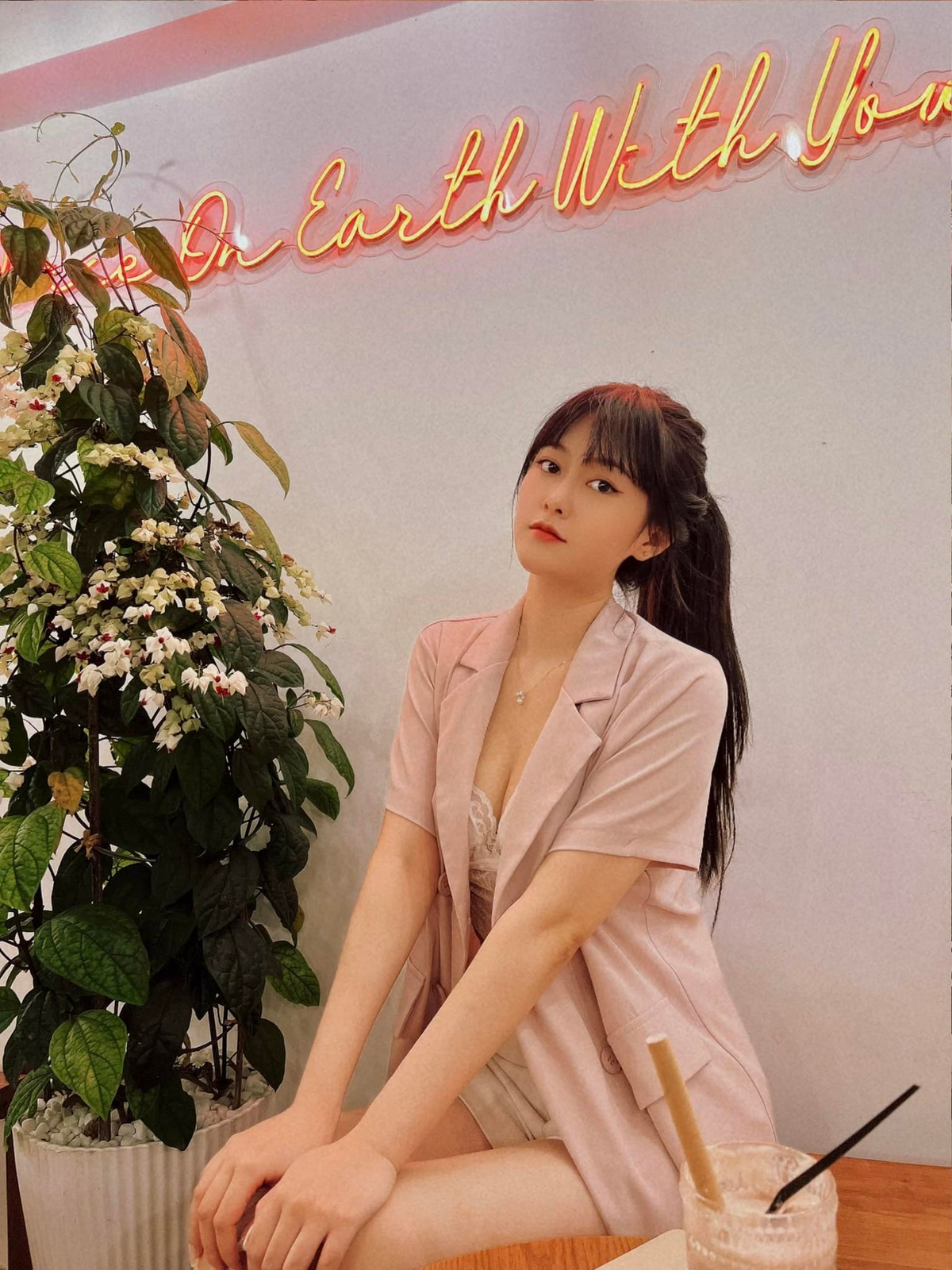 Tuy vậy, việc xuất hiện trên mạng xã hội với hình ảnh gợi cảm khiến Trà My gặp khá nhiều rắc rối. Từng có thời gian cô thường xuyên nhận được những tin nhắn mời gọi khiếm nhã và cảm thấy bị tổn thương.