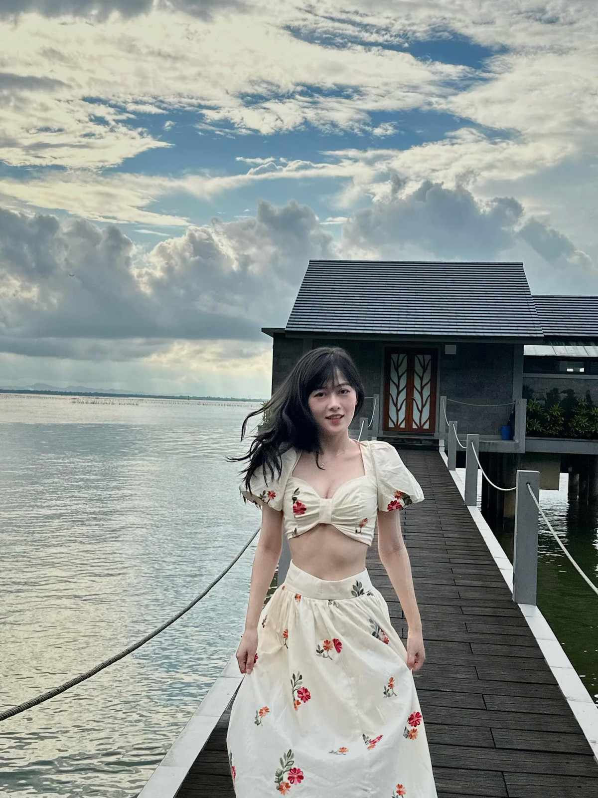 Trà My sở hữu gương mặt xinh xắn và vóc dáng gợi cảm. Cô nàng từng tiết lộ, bản thân không hề ăn kiêng khắt khe hay tập luyện vất vả nhưng vẫn có thân hình thon gọn.