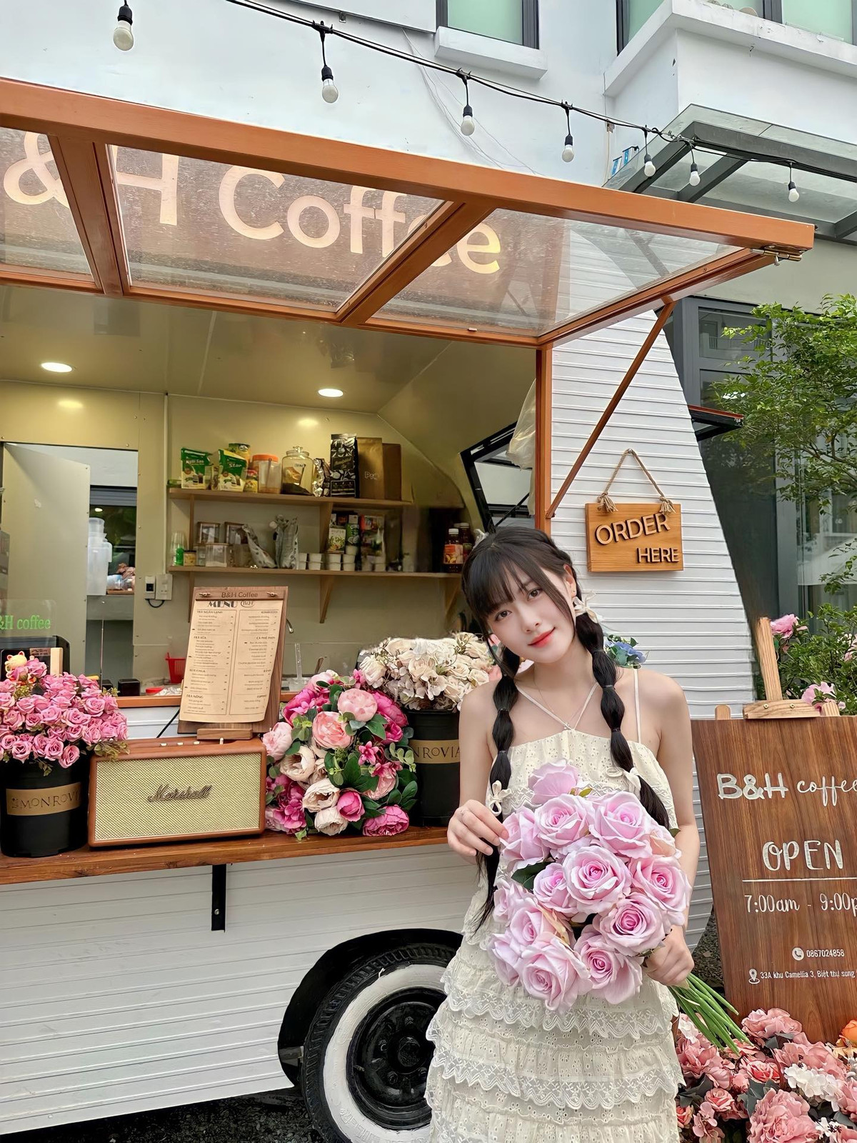 Không sở hữu chiều cao quá nổi bật nhưng nhờ body cân đối, Trà My vẫn cuốn hút và hấp dẫn trong từng khung hình.