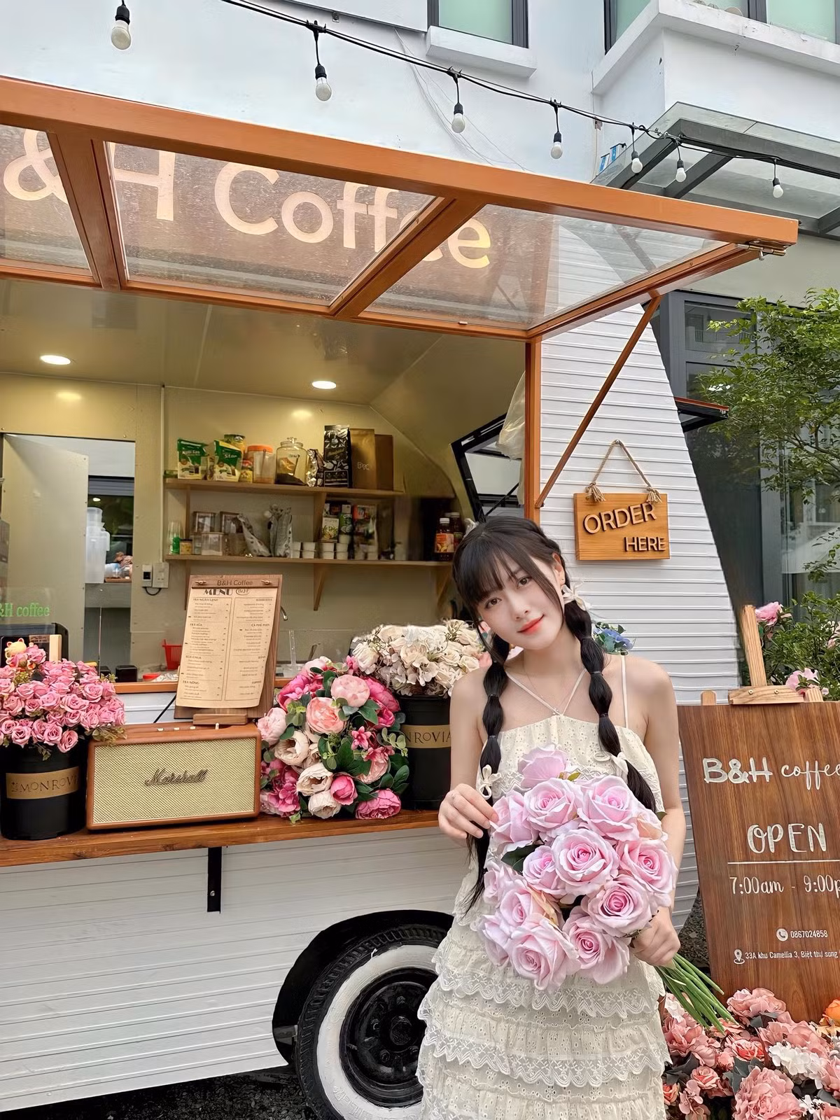 Không sở hữu chiều cao quá nổi bật nhưng nhờ body cân đối, Trà My vẫn cuốn hút và hấp dẫn trong từng khung hình.