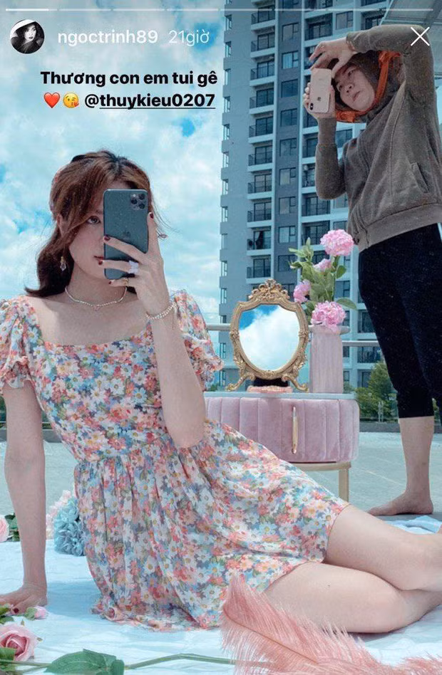 Trước đó, Ngọc Trinh đã dành nhiều lời khen ngợi dành cho trợ lí của mình như: "Nấu ăn ngon, học việc nhanh, chăm chỉ, trung thành, không nhiều chuyện, không tham lam, làm được bao nhiêu tiền gửi về quê cho ba mẹ hết".