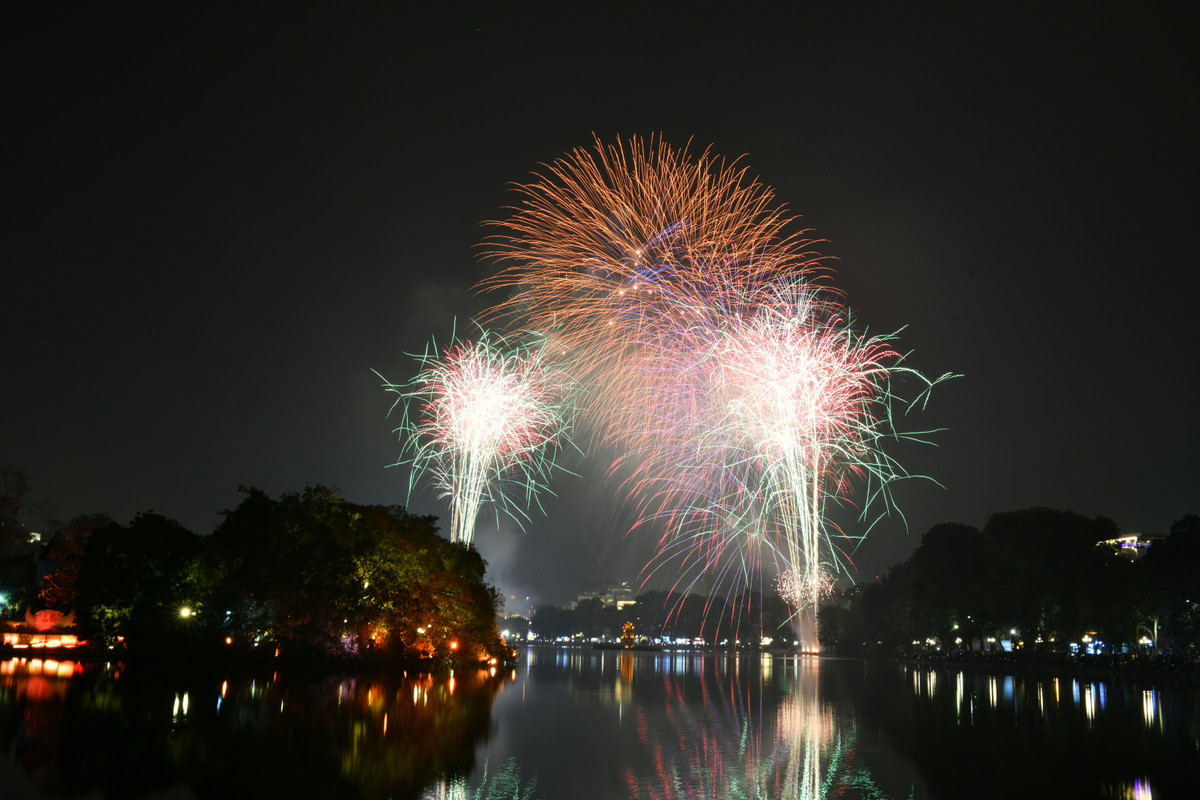 Trong thời khắc chuyển giao giữa năm cũ và năm mới, người dân cùng nhau hò reo, chiêm ngưỡng và cảm thấy mãn nhãn với màn pháo hoa hoành tráng đón chào năm mới.