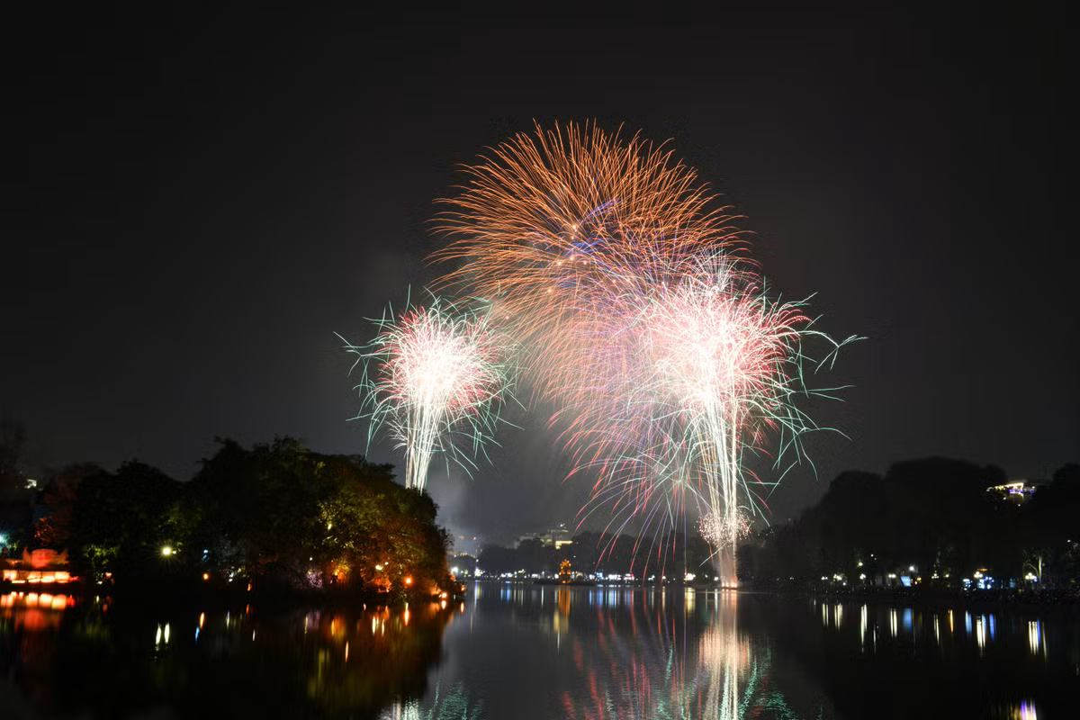 Trong thời khắc chuyển giao giữa năm cũ và năm mới, người dân cùng nhau hò reo, chiêm ngưỡng và cảm thấy mãn nhãn với màn pháo hoa hoành tráng đón chào năm mới.