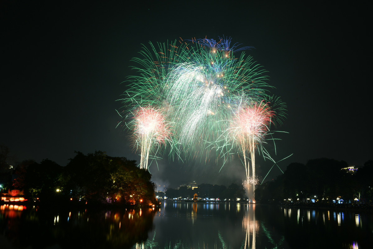 Bộ Tư lệnh Thủ đô Hà Nội là đơn vị tổ chức bắn pháo hoa tại Hà Nội. Ở mỗi trận địa pháo sẽ có từ 60 đến 80 cán bộ, chiến sĩ phối hợp với lực lượng địa phương để bảo đảm an toàn trong suốt quá trình bắn pháo.