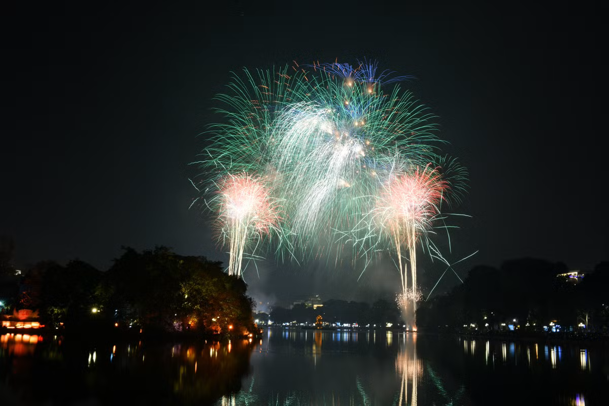 Bộ Tư lệnh Thủ đô Hà Nội là đơn vị tổ chức bắn pháo hoa tại Hà Nội. Ở mỗi trận địa pháo sẽ có từ 60 đến 80 cán bộ, chiến sĩ phối hợp với lực lượng địa phương để bảo đảm an toàn trong suốt quá trình bắn pháo.