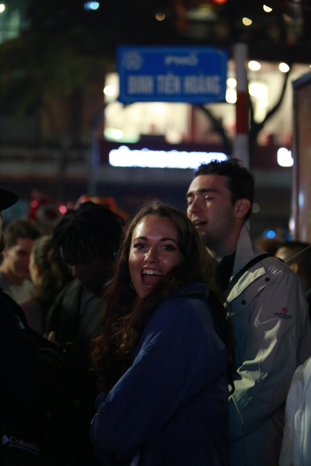 Nhiều du khách thích thú khi chứng kiến màn pháo hoa làm bừng sáng bầu trời Hà Nội.