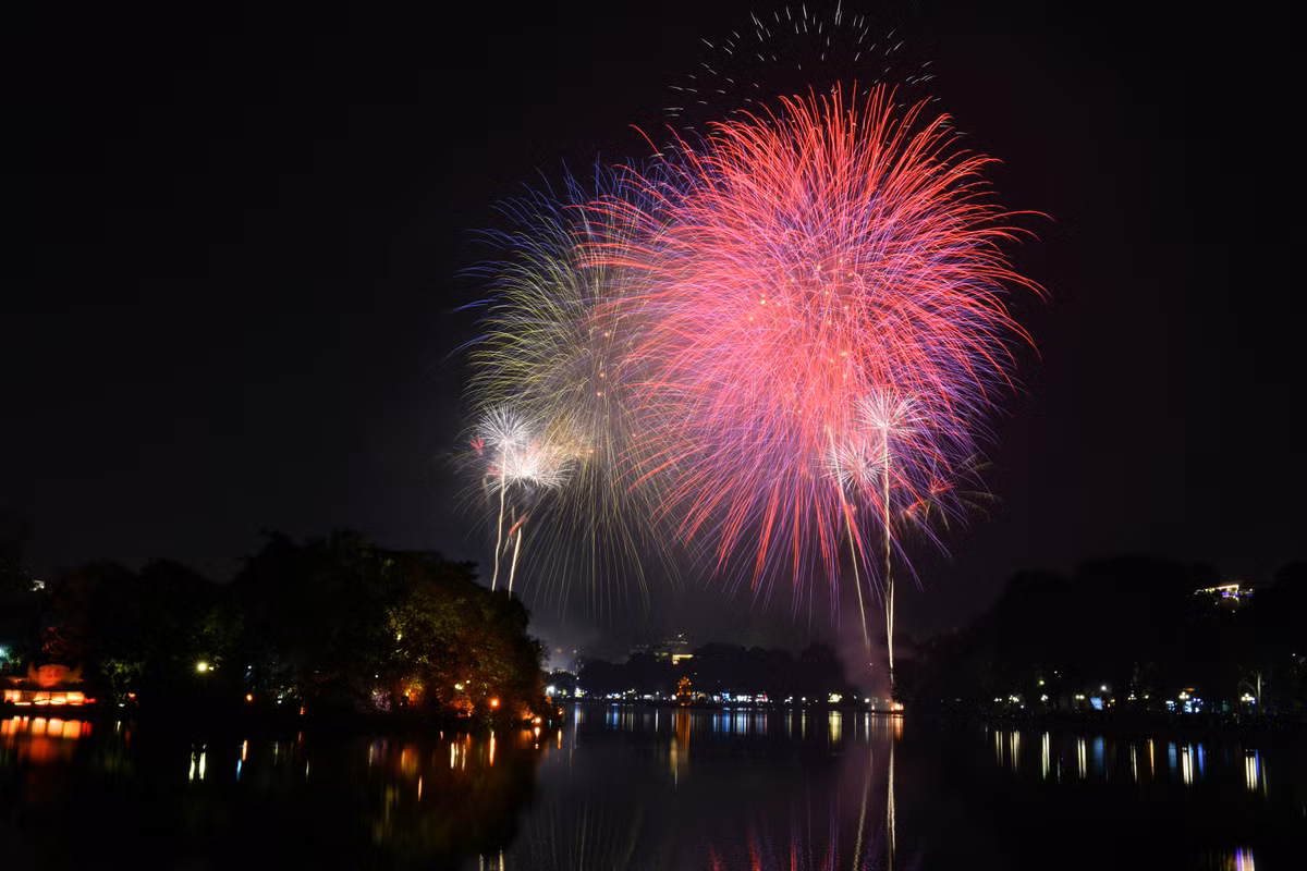 Trong đêm Giao thừa thành phố Hà Nội tổ chức bắn pháo hoa ở 30 quận, huyện, thị xã với 32 trận địa pháo hoa. Trong đó, có 9 trận địa bắn pháo hoa tầm cao và 23 trận địa bắn tầm thấp.