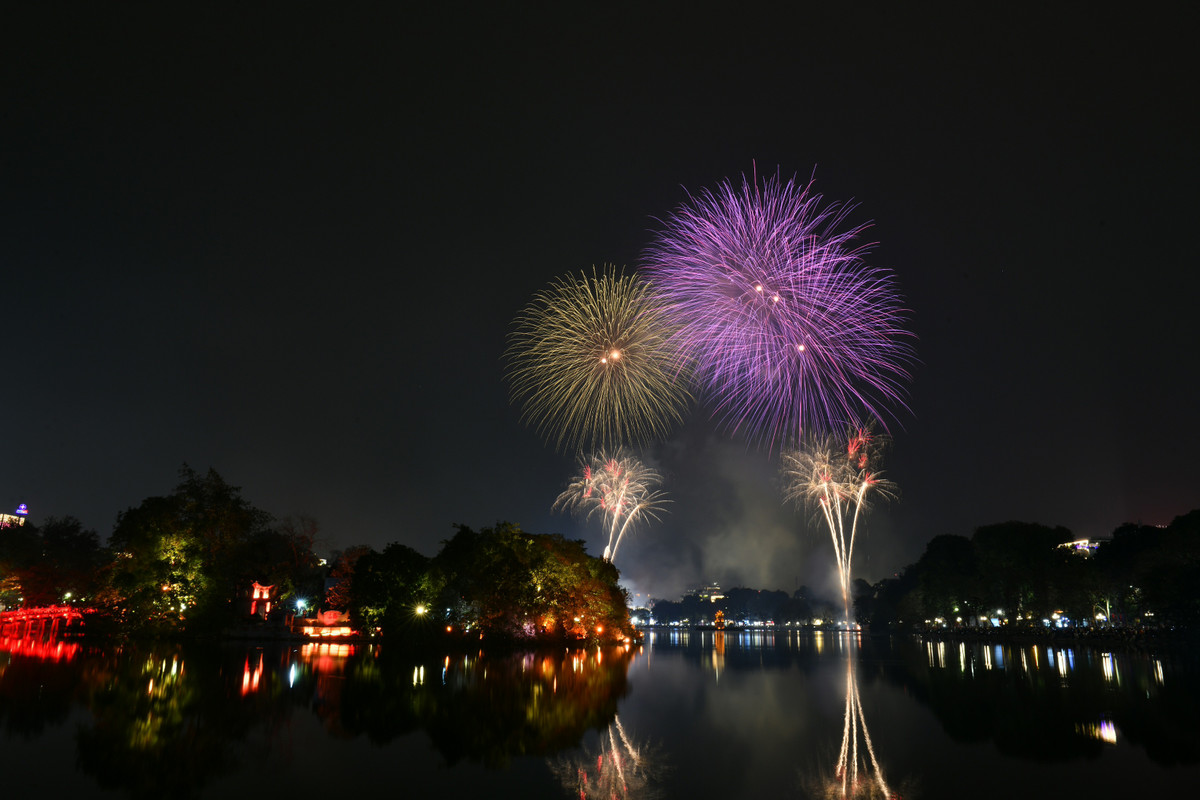 Đúng 00h00 ngày 10/2/2024, nhiều địa điểm tại Hà Nội đã tổ chức bắn pháo hoa nghệ thuật chào đón năm mới Giáp Thìn 2024. Chương trình bắn pháo hoa kéo dài đến đến 00h15' cùng ngày.