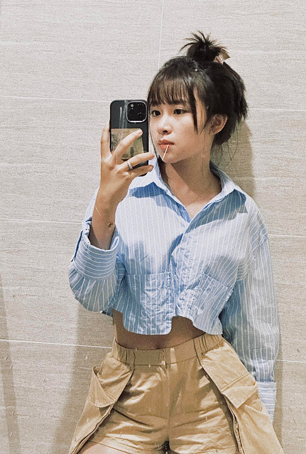 Một ngày sau, hot YouTuber xứ Nghệ mới hồi âm và đáp lại rất thân thiện, lễ phép rằng: "Hello anh. Anh khỏe không ạ?".