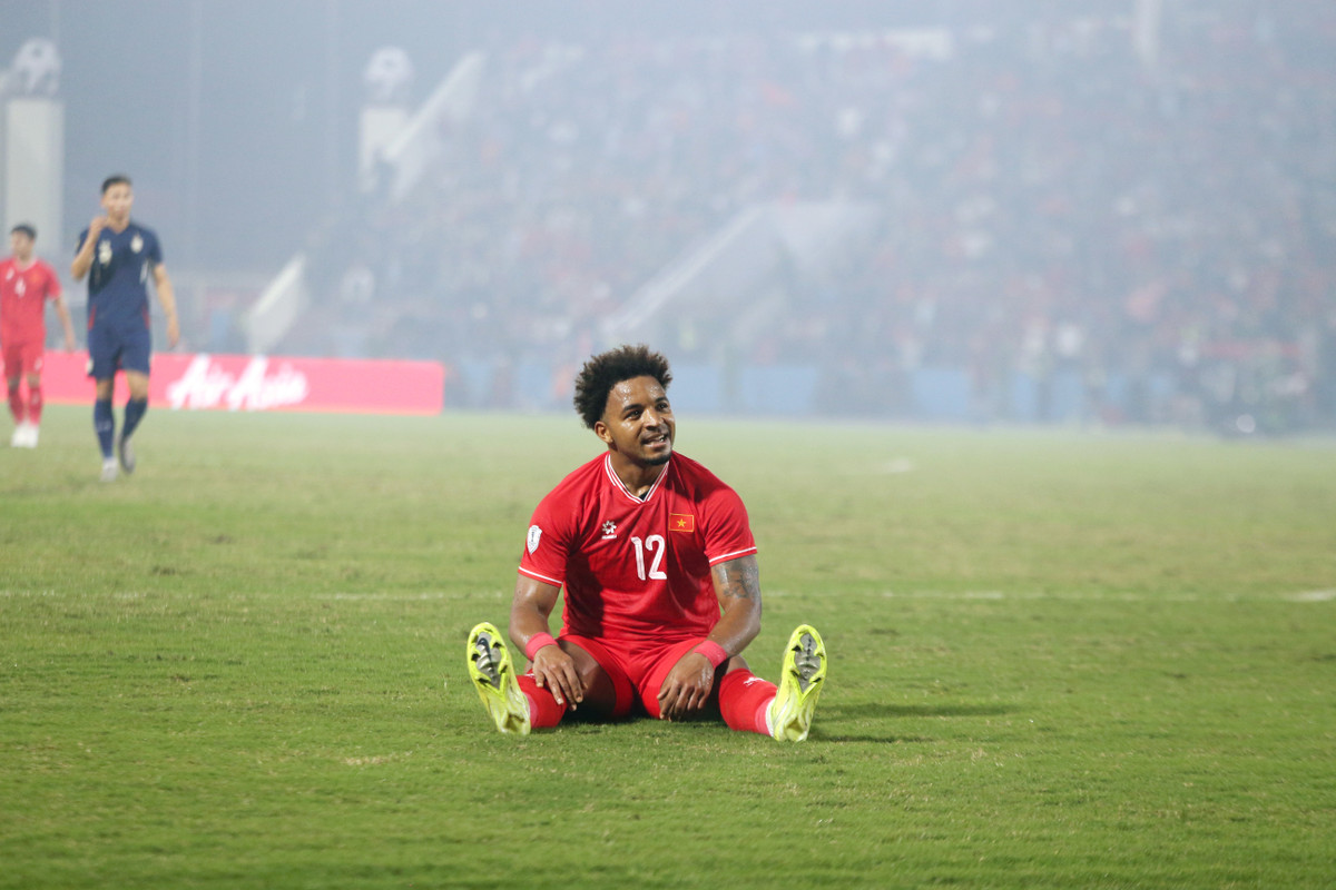 Chỉ cần hơn 10 phút sau, binh đoàn rồng vàng đã có được bàn nhân đôi cách biệt. Tận dụng một pha mất bóng của cầu thủ Thái Lan, Nguyễn Xuân Son bứt tốc xâm nhập vòng cấm đội khách. Số 12 của đội chủ nhà dùng động tác giả lừa qua hậu vệ Thái Lan trước khi dứt điểm chéo góc ghi bàn nâng tỷ số lên 2-0.