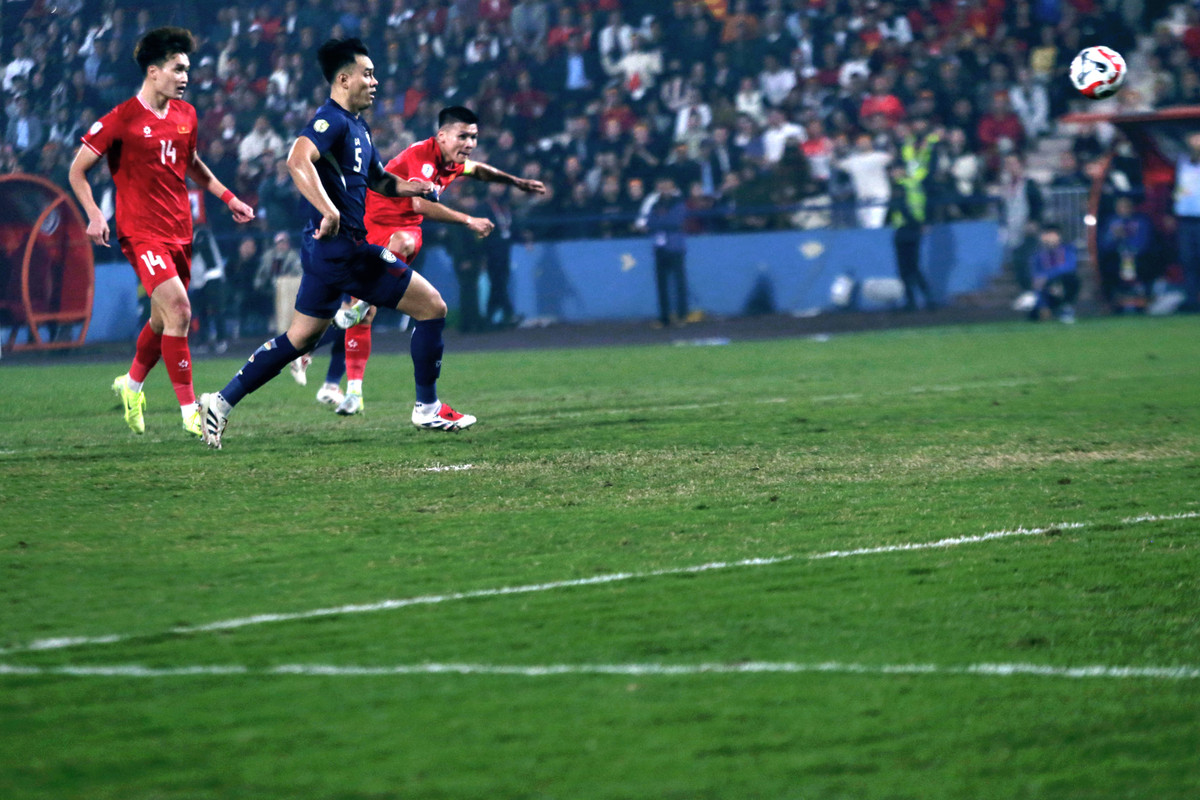 Điều gì phải đến cũng đã đến ở phút 59 khi tiền vệ sinh năm 1997 có cú treo bóng chuẩn xác để Văn Thanh đánh đầu kiến tạo giúp Xuân Son ghi bàn mở tỷ số.