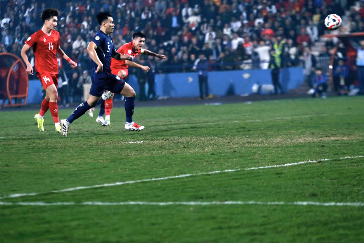 Điều gì phải đến cũng đã đến ở phút 59 khi tiền vệ sinh năm 1997 có cú treo bóng chuẩn xác để Văn Thanh đánh đầu kiến tạo giúp Xuân Son ghi bàn mở tỷ số.