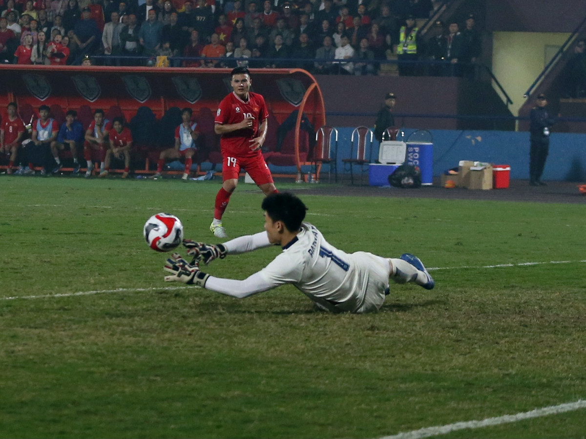 Cầu thủ vào sân thay người Suphanat treo bóng từ bên trái để trung vệ Chalermsak đánh đầu đập đất bay về góc xa, rút ngắn tỷ số xuống 1-2. Đây có thể coi là pha lập công chuộc lỗi khi chính Chalermsak là người mất bóng giúp Xuân Son ghi bàn thứ 2 ở trận này.