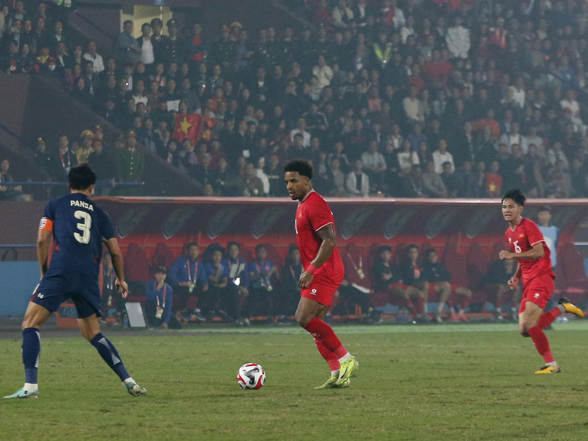 Trong khoảng 6 phút đầu tiên, tuyển Việt Nam đã tạo ra 3 cơ hội nguy hiểm trước khung thành thủ môn Khaimai Patiwat. Đó là pha xâm nhập vòng cấm của Xuân Son ở phút thứ 2, hay cú đánh đầu đưa bóng chệch cột dọc của Vĩ Hào.