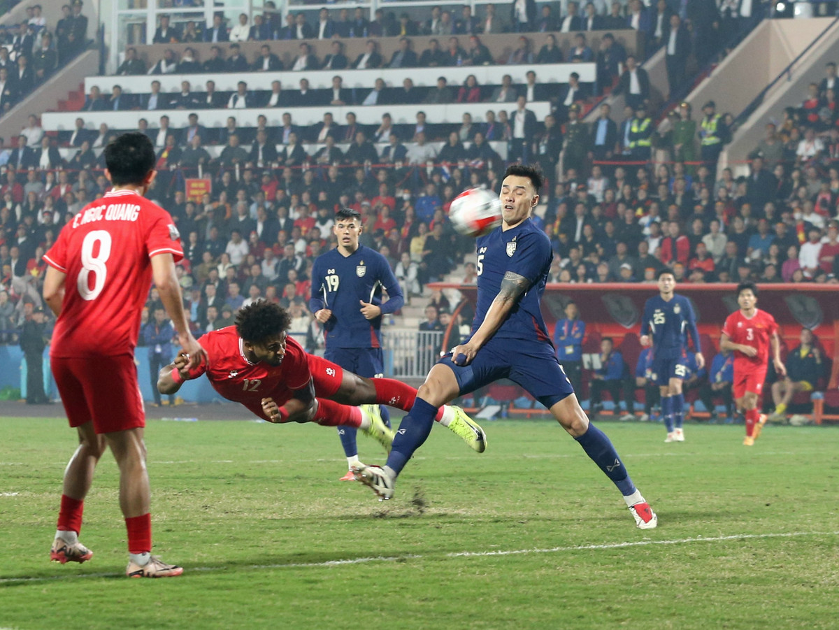 Những phút sau đó, tuyển Việt Nam chủ động giảm nhịp trận đấu, tuy thời gian kiểm soát bóng chỉ bằng một nửa đội khách nhưng số lần dứt điểm của đoàn quân HLV Kim Sang Sik gần gấp đôi đoàn voi chiến.