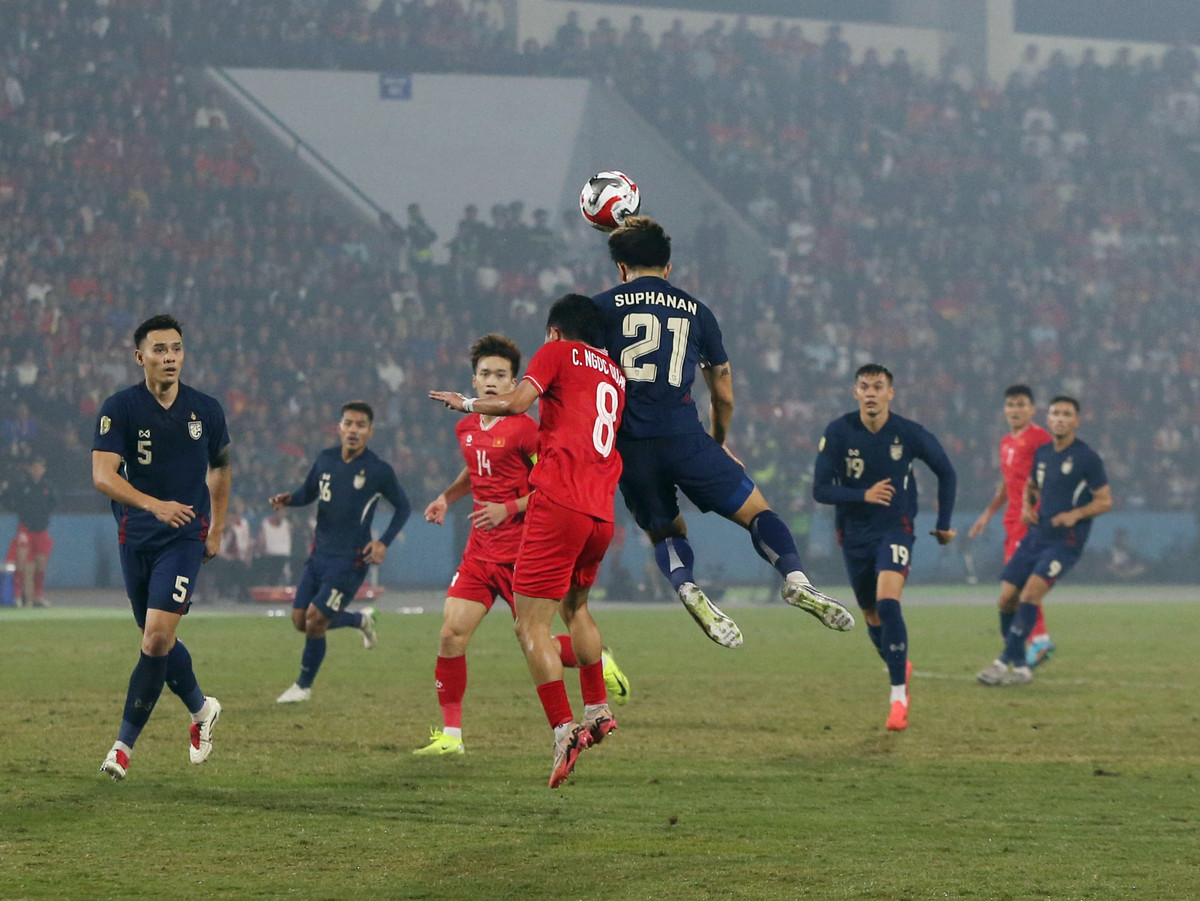 Đến phút thứ 5, Xuân Son tiếp tục buộc thủ thành Thái Lan trổ tài cản phá sau với một cú sút chìm sau pha phối hợp với Châu Ngọc Quang.