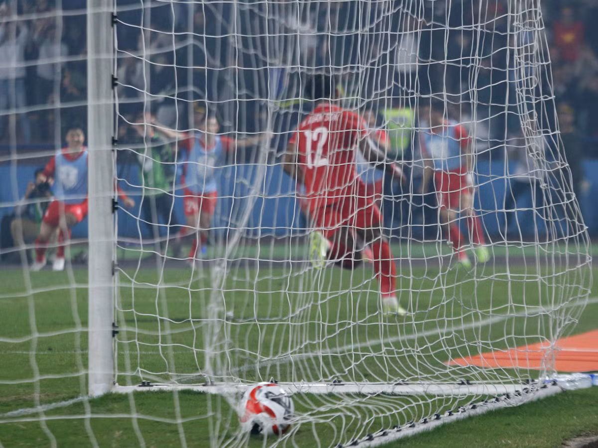 Pha lập công không chỉ giúp Xuân Son củng cố vị trí dẫn đầu trong danh sách Vua phá lưới tại ASEAN Cup 2024 (6 bàn thắng) mà còn giúp tuyển Việt Nam trút bỏ gánh nặng tậm lý trong trận đấu này.