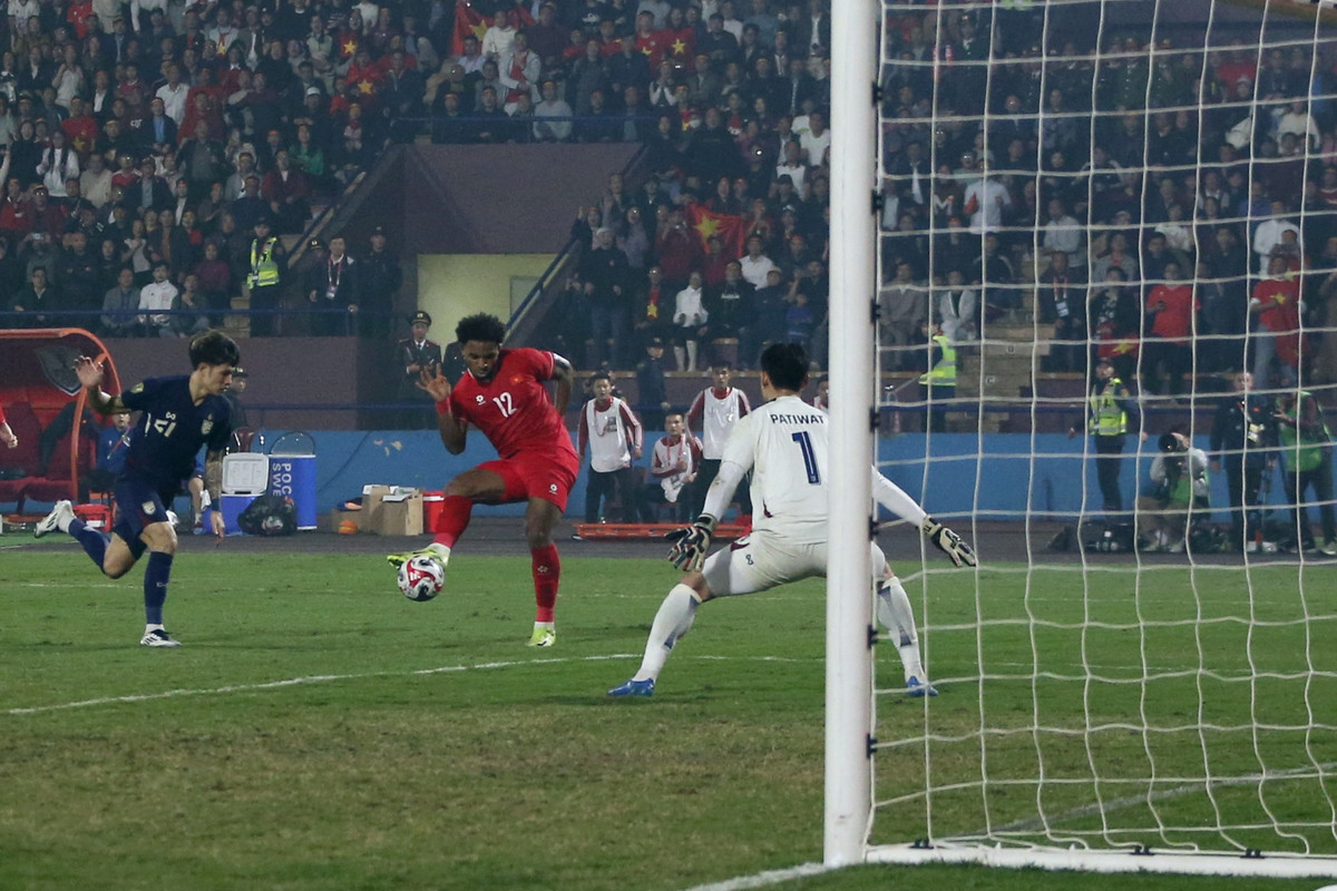 Những phút sau đó chứng kiến sức ép khủng khiếp mà tuyển Thái Lan tạo ra trước khung thành Đình Triệu. Với món vũ khí bóng bổng quen thuộc một lần nữa giúp đội khách có bàn thắng.