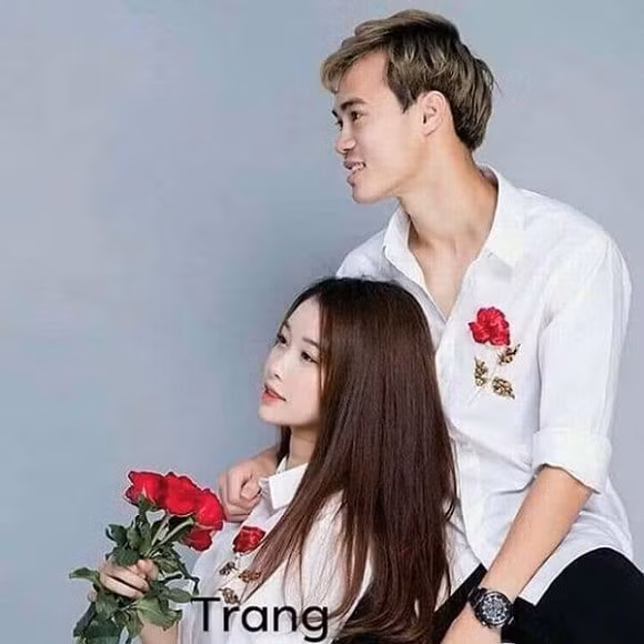 Trước đó, Văn Toàn và Trang Nhung khá kín tiếng trên MXH. Hiếm khi nào "chàng và nàng" chia sẻ ảnh bên nhau trên trang cá nhân.