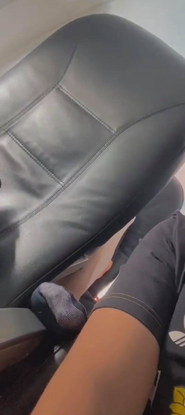 Trên mạng xã hội TikTok mới đây có chia sẻ đoạn clip ghi lại trải nghiệm hành động thiếu ý thức trên máy bay của một nam thanh niên khiến nhiều người không khỏi bất ngờ. Theo đó, khi đang ngồi thoải mái thì chàng trai bắt gặp một bàn chân gác lên thành ghế.