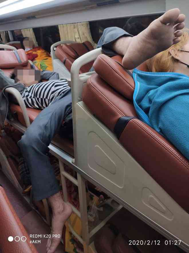 Một vị khách đi xe giường nằm có "bàn chân hư" khiến dân mạng không khỏi bức xúc.