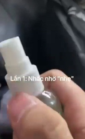 Sau cùng, khổ chủ phải dùng đến cách bất đắc dĩ là lấy tay đánh thì chiếc chân hư hỏng của hành khách vô ý thức trên máy bay mới chịu rút lui.