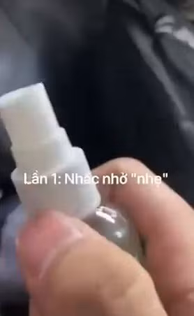 Sau cùng, khổ chủ phải dùng đến cách bất đắc dĩ là lấy tay đánh thì chiếc chân hư hỏng của hành khách vô ý thức trên máy bay mới chịu rút lui.