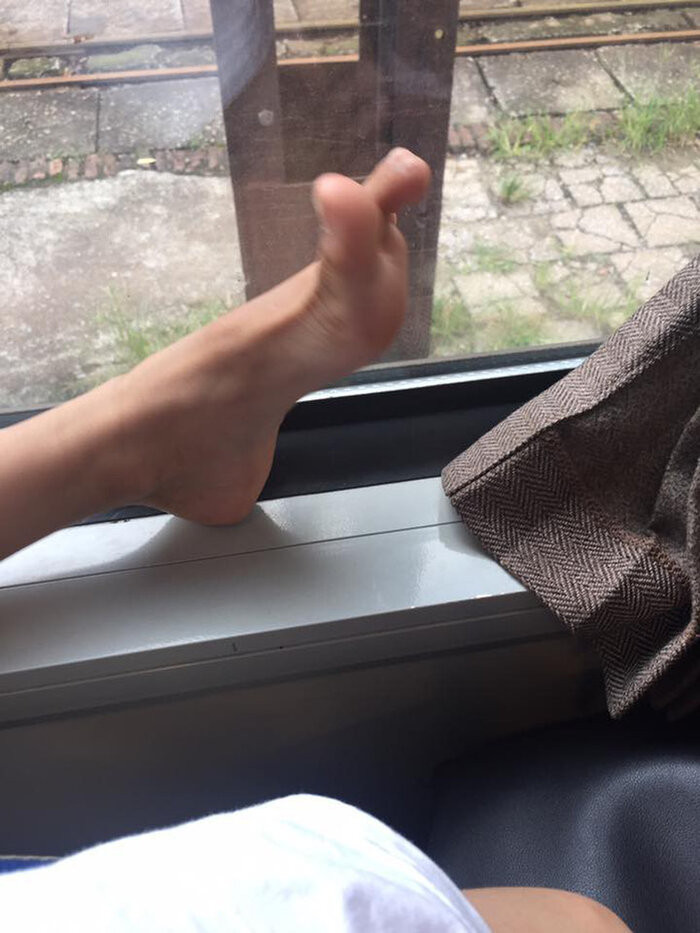 Dù đã mỗi người một ghế nhưng những hành động xâm phạm vị trí người khác tạo nên sự khó chịu. Chưa kể tới một số người có mùi ở chân.