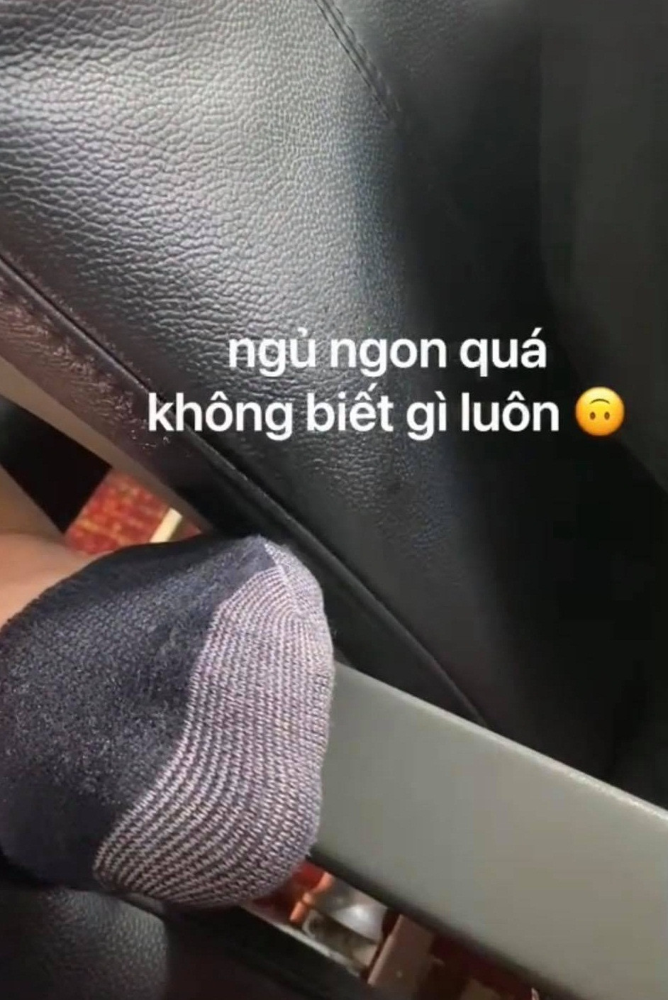 Việc gặp phải bàn chân hư hỏng khi đi máy bay là điều chẳng ai mong muốn và chàng trai này cũng vậy, đi chơi rất mong ghi lại được những điều tốt đẹp nhưng như thế này thì không thể không phản ánh để những người khác biết mà đừng làm như thế nữa.