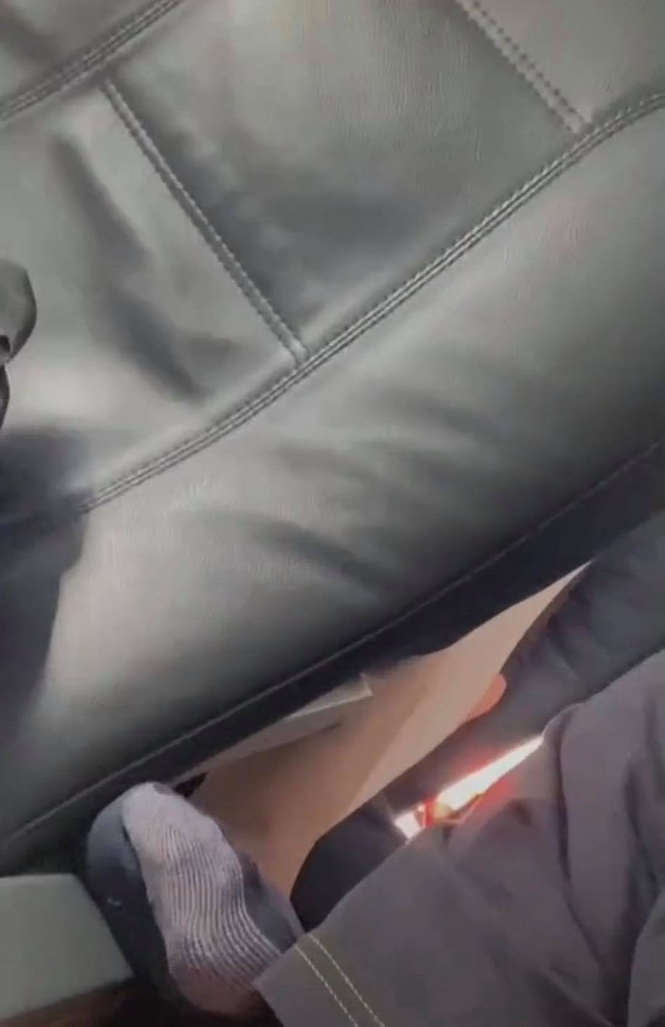 Điều đặc biệt, hành động thiếu ý thức trên máy bay này dù đã được chàng trai trẻ dùng cách nhẹ nhàng để xua đuổi bằng xịt nước rửa tay lên chân nhưng người đó vẫn không chịu buông tha.