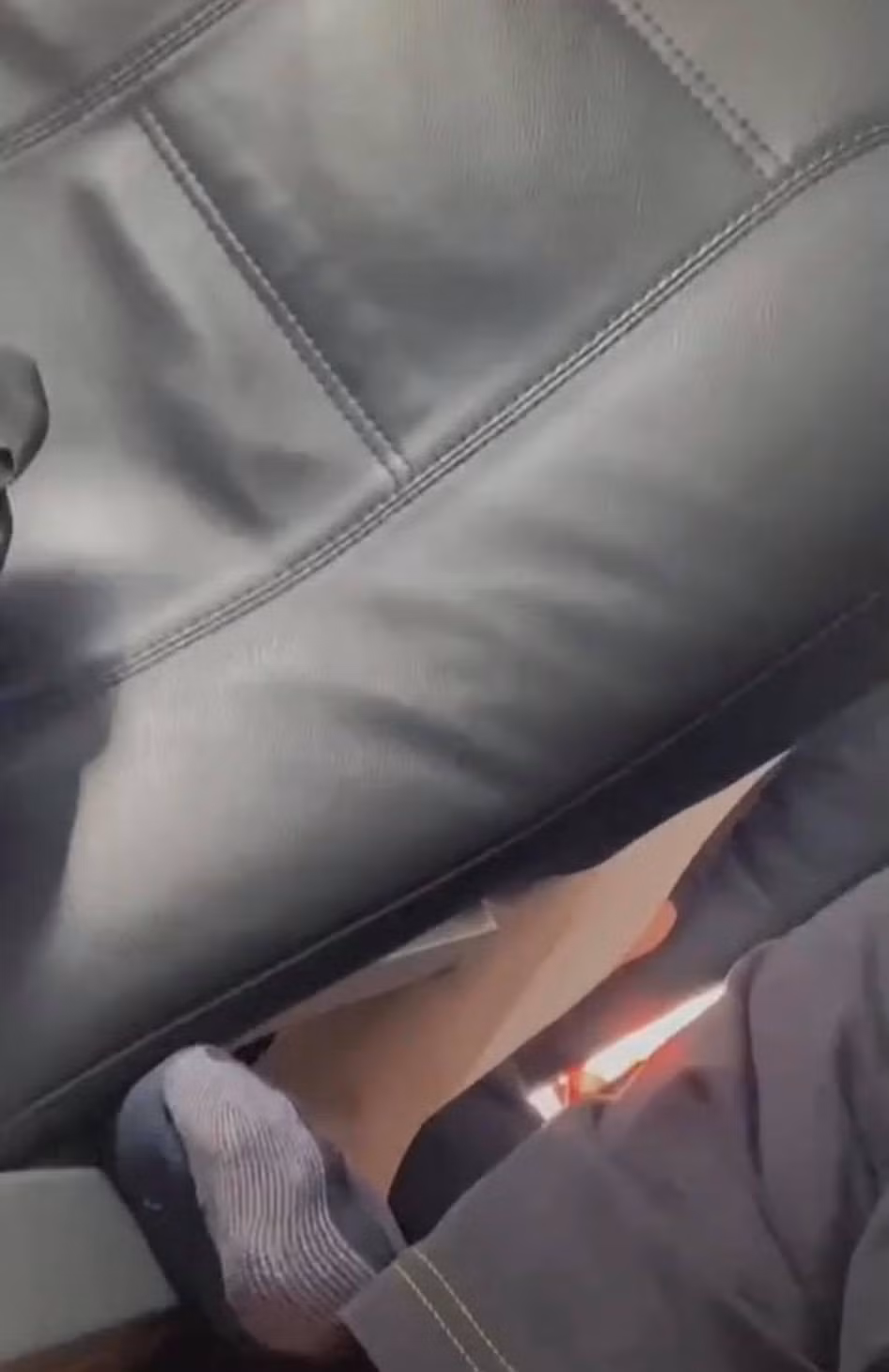 Điều đặc biệt, hành động thiếu ý thức trên máy bay này dù đã được chàng trai trẻ dùng cách nhẹ nhàng để xua đuổi bằng xịt nước rửa tay lên chân nhưng người đó vẫn không chịu buông tha.