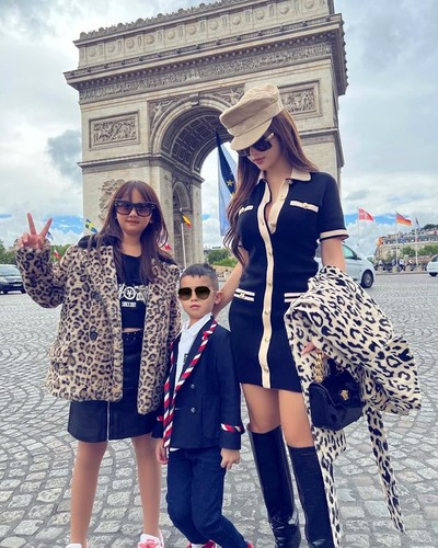 Mới đây, cô nàng đăng tải một đoạn clip mới, chia sẻ về hành trình yêu 12 năm cùng chồng doanh nhân.