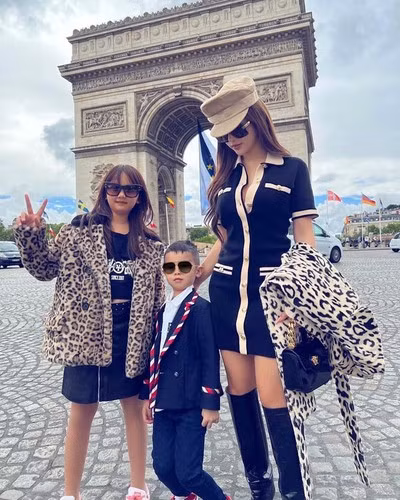 Mới đây, cô nàng đăng tải một đoạn clip mới, chia sẻ về hành trình yêu 12 năm cùng chồng doanh nhân.