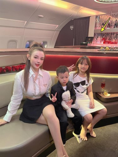 Bởi sau khi cưới, cả hai vẫn giữ được tình cảm mặn nồng, ngọt ngào như hồi mới yêu. Dù ở bên nhau lâu, ông xã doanh nhân vẫn rất cưng chiều Huyền Baby, luôn ủng hộ mọi mong muốn của người đẹp từ đi chơi, du lịch sang chảnh đến đầu tư kinh doanh.