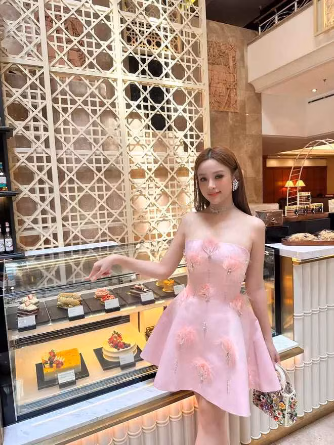 Còn hiện tại, người đẹp được khen sắc vóc không mấy thay đổi, ngày càng quyến rũ, mặn mà và cuốn hút.