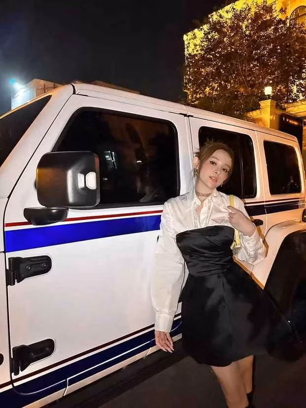 Là một trong những hot girl đời đầu nổi tiếng, cuộc sống hiện tại của Huyền Baby (Đặng Ngọc Huyền) vẫn có sức hút đối với người hâm mộ.