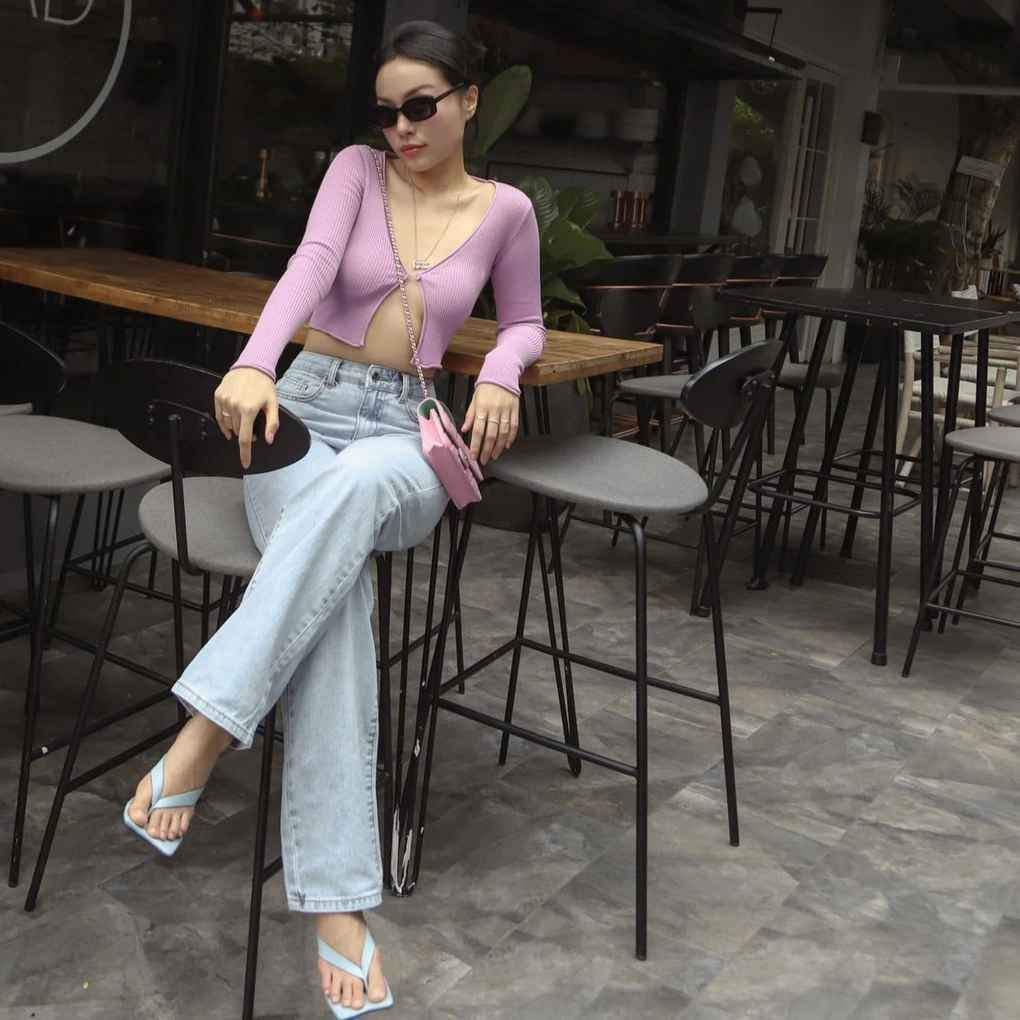 Trên trang cá nhân, bạn gái cơ trưởng Quang Đạt liên tục gây ấn tượng với phong cách thời trang đời thường phóng khoáng, hiện đại. Người đẹp thử nghiệm nhiều xu hướng mới và không ngại diện những mẫu áo có thiết kế cắt xẻ gợi cảm.