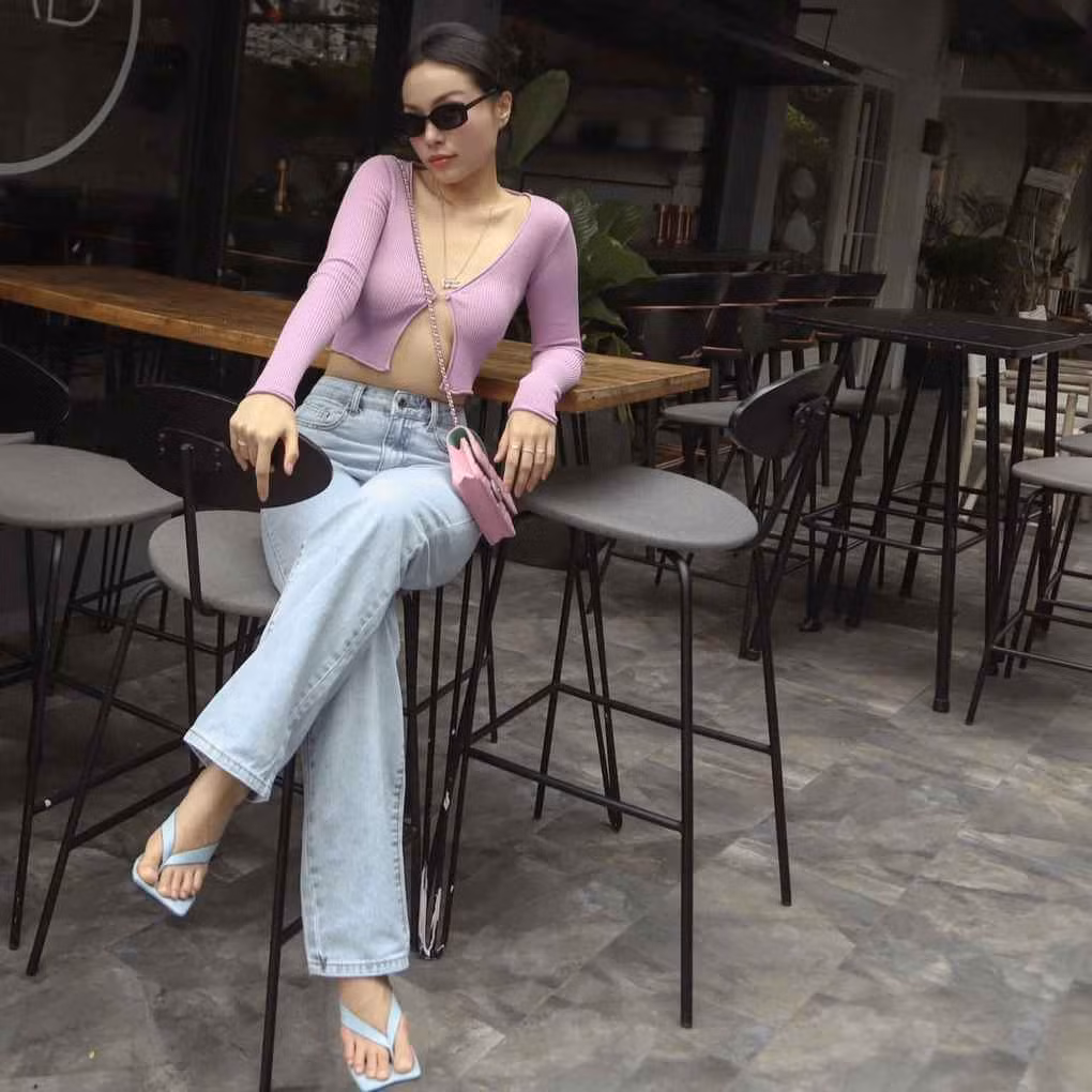 Trên trang cá nhân, bạn gái cơ trưởng Quang Đạt liên tục gây ấn tượng với phong cách thời trang đời thường phóng khoáng, hiện đại. Người đẹp thử nghiệm nhiều xu hướng mới và không ngại diện những mẫu áo có thiết kế cắt xẻ gợi cảm.