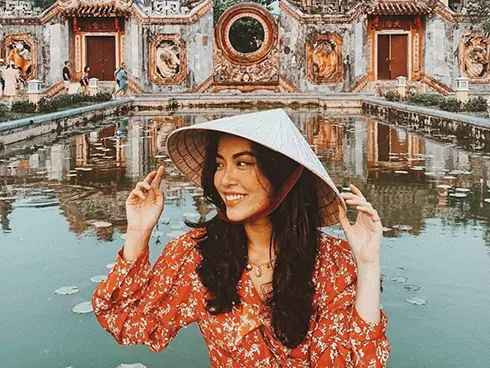 Nhờ sở hữu thân hình mảnh mai, thon gọn, người đẹp tự tin khoe trọn đường cong cơ thể khi diện những mẫu bikini hai mảnh gợi cảm.