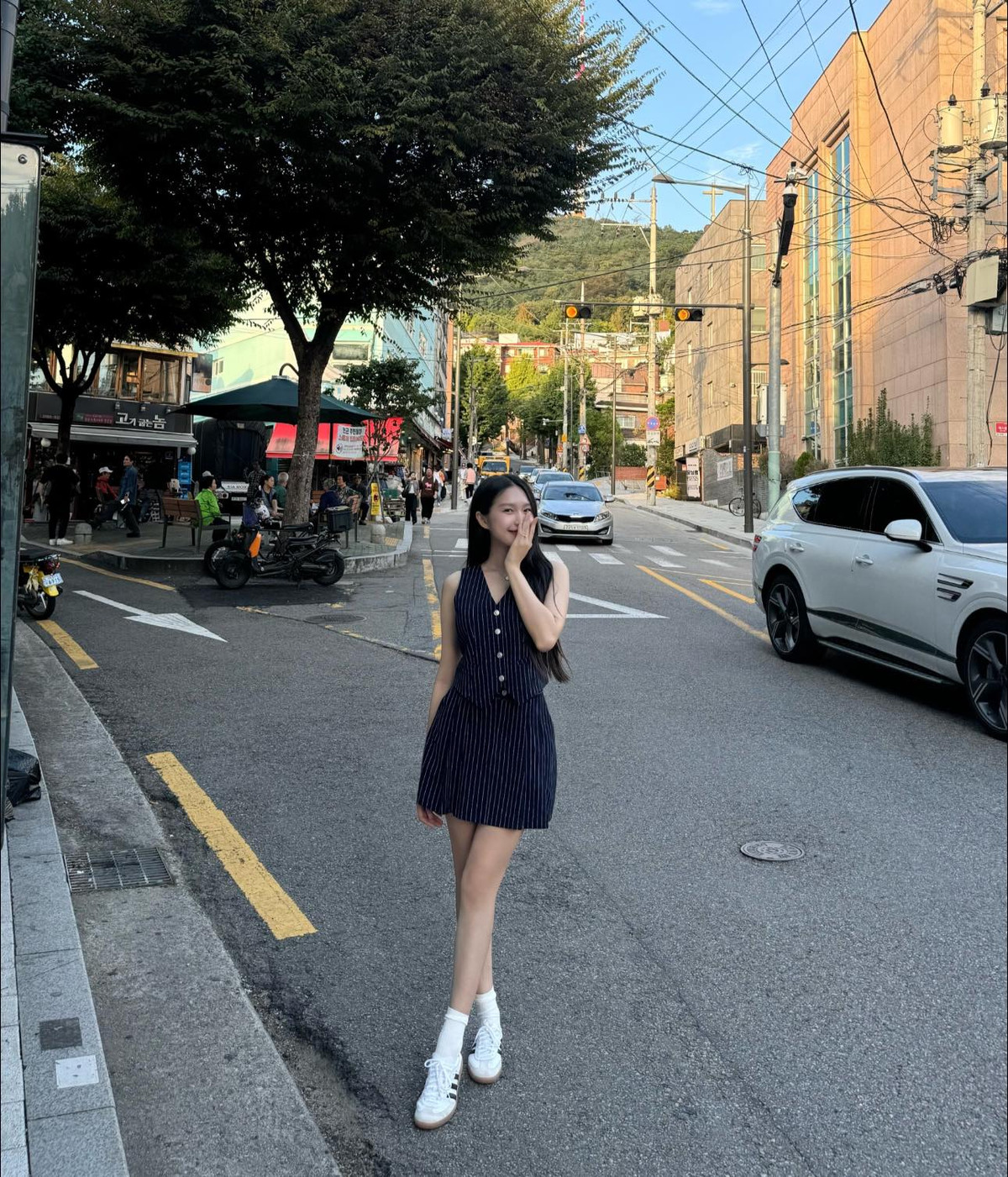 Xuất hiện tại sự kiện, Doãn Hải My diện bộ cánh màu hồg nữ tính với phần quần khá ngắn giúp cô nàng khoe triệt đổ đôi chân dài thẳng tắp, thon thả, nuột nà khiến người ta khó rời mắt.