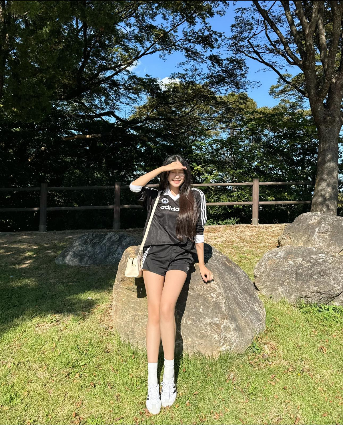 Bên cạnh nhan sắc, Doãn Hải My khoác theo chiếc túi xách hàng hiệu, nở nụ cười tiêu chuẩn đầy ngọt ngào.