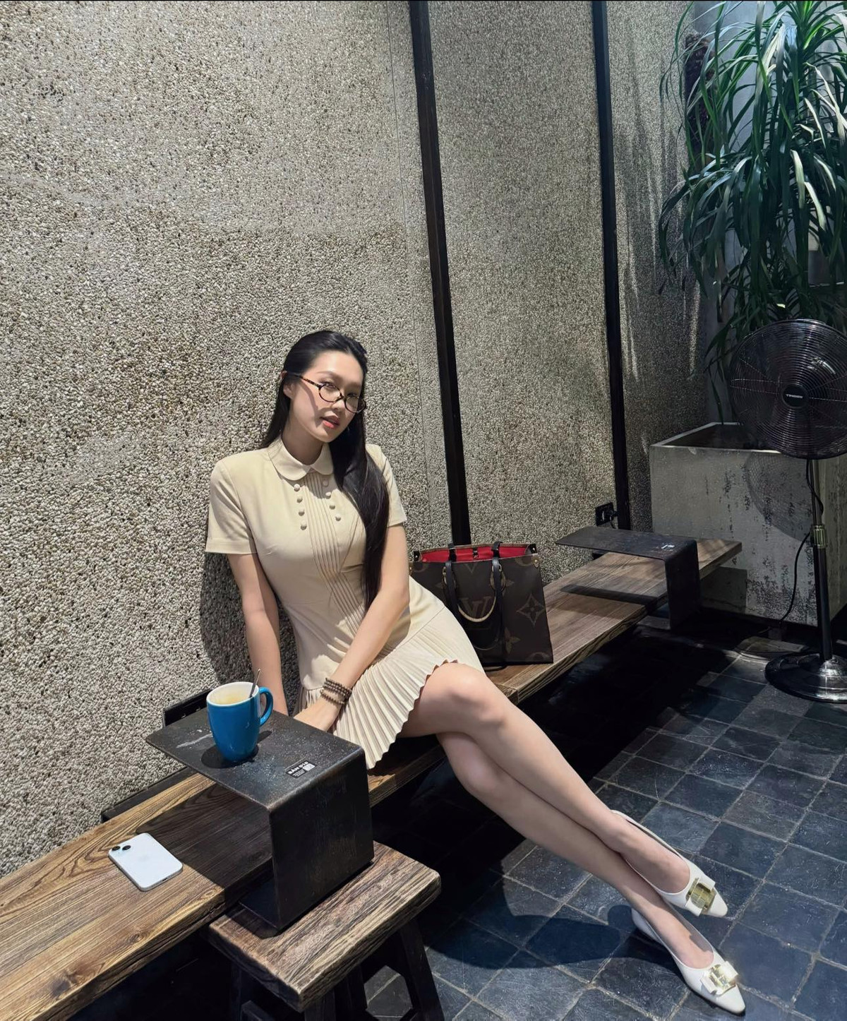 Trước đó, mạng xã hội viral đoạn video Văn Hậu với chân đeo nẹp vì chấn thương, cùng vợ con đi dạo ở một khu đô thị gần nơi gia đình anh đang xây biệt thự mới.