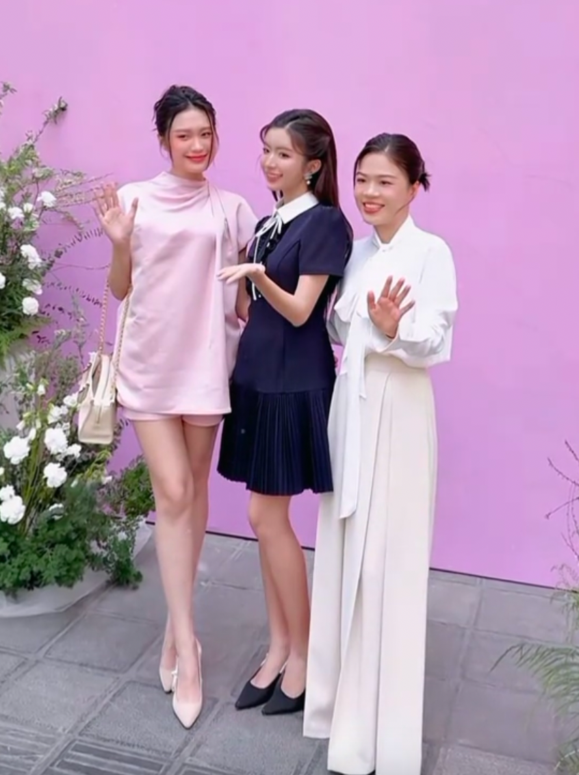 Dù đứng cạnh mỹ nhân phim Việt - diễn viên Ngọc Huyền của "Thương ngày nắng về", nhưng Doãn Hải My chiếm trọn spotlight với chiều cao nổi trội, thần thái tự tin, nhan sắc rạng rỡ.