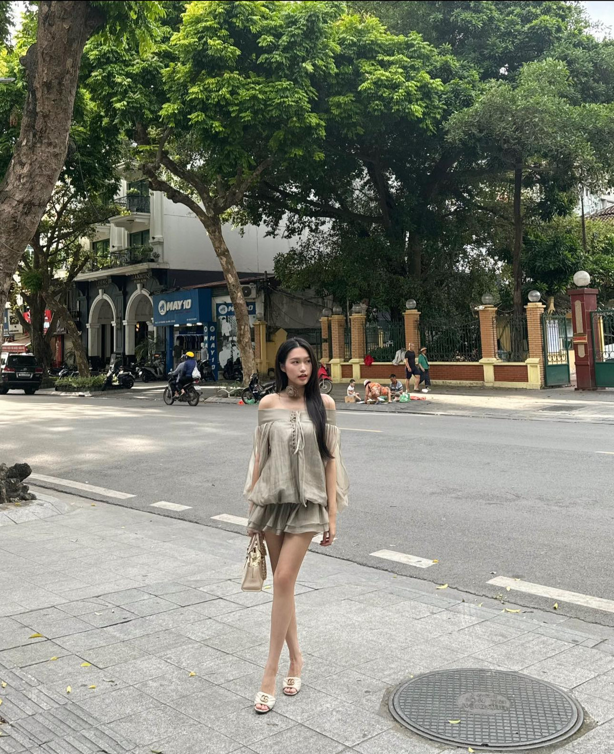 Doãn Hải My diện đồ đơn giản, không trang điểm cần kì mà nhẹ nhàng. Qua "camera thường" của "team qua đường" Hải My xinh đẹp và trẻ trung bên chồng.