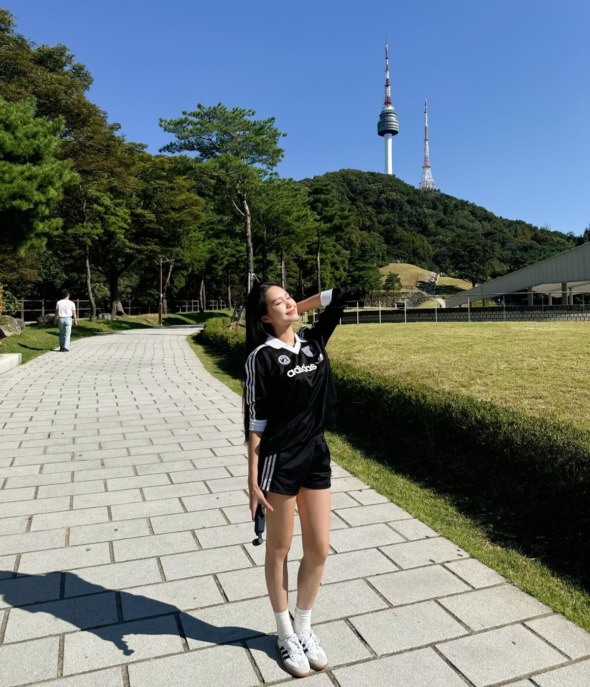 Vẻ yêu kiều, sang chảnh, ngọt ngào này của Doãn Hải My khi đi dự sự kiên đông người khác hẳn dáng vẻ của nàng WAG khi đi Đoàn Văn Hậu cho con đi chơi.