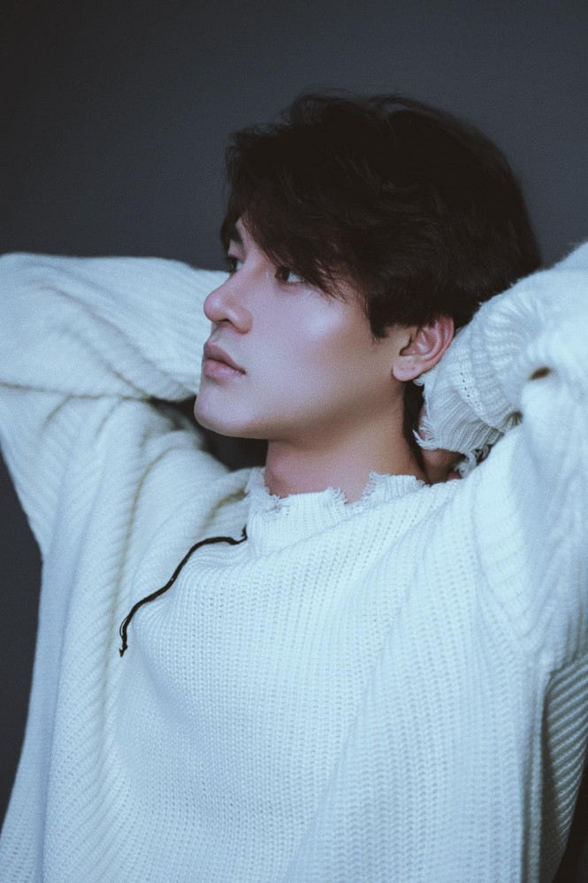 Khương Lê từng thể hiện giọng hát cùng khả năng sáng tác qua ca khúc Giờ Em Tính Sao, Chỉ cần là chúng ta.