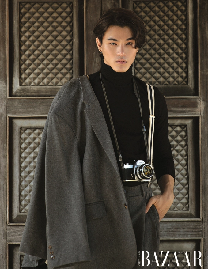 Theo tìm hiểu, trai đẹp 6 múi của "Gái Già Lắm Chiêu" phần 5 có tên Lê Hữu Khương hay còn biết đến bằng nickname Khương Lê. Anh chàng này sinh năm 1998 và hiện là người mẫu ảnh hoạt động tại TP HCM.